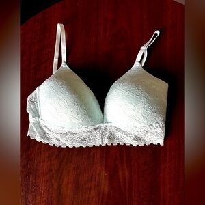 Jessica Simpson Wireless 38C Lace Contour Plunge Mint Green